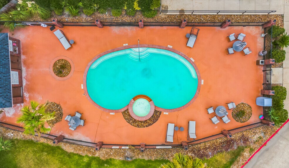 More Photos Of 46300 Interstate 10, Winnie Hotel For Sale