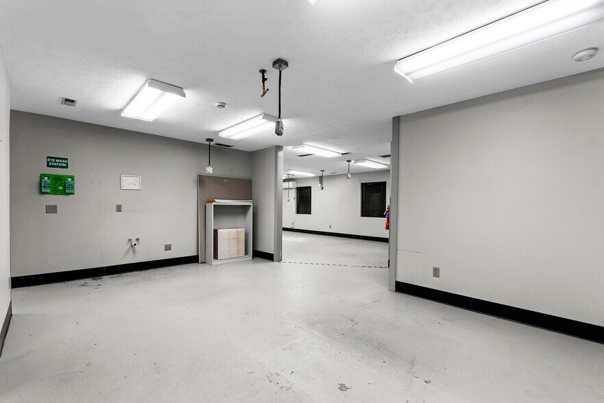 More Photos Of 7200 US-150, Greenville Office For Sale