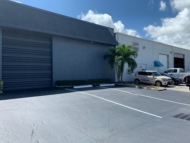 More Photos Of 560 NE 26th Ct, Pompano Beach Warehouse For Lease