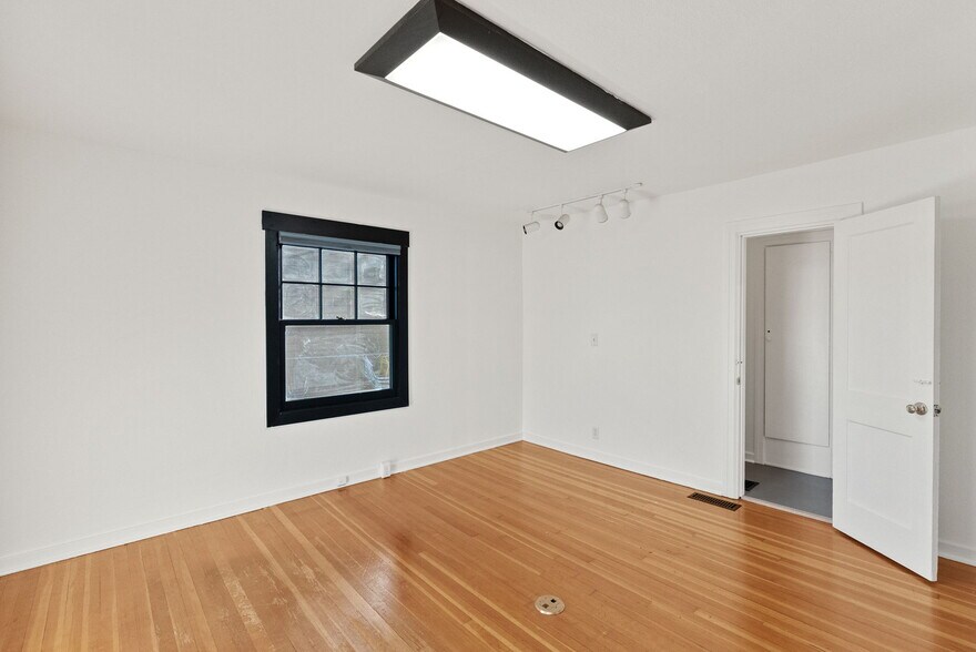 More Photos Of 15 NW Franklin Ave, Bend Office For Sale