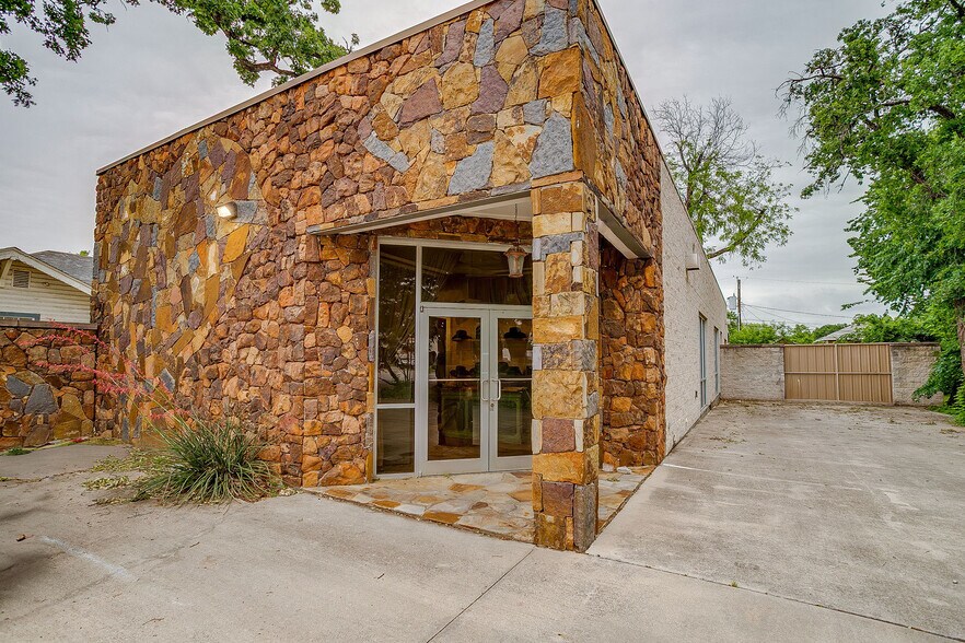 More Photos Of 914 N Sylvania Ave, Fort Worth Medical For Lease