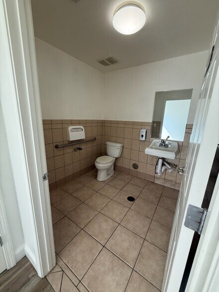 More Photos Of 3167 Fowler Ave, Clovis Storefront Retail Residential For Lease