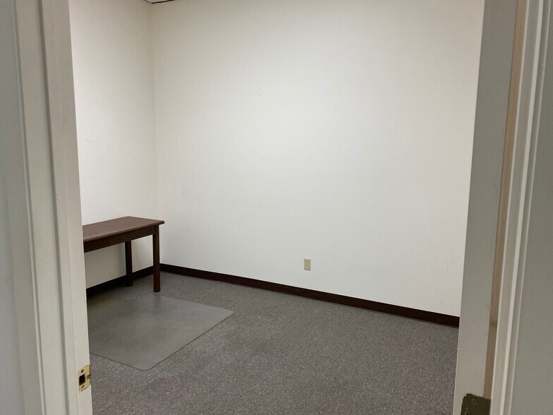 More Photos Of 4111 Fairmont Pky, Pasadena Unknown For Lease