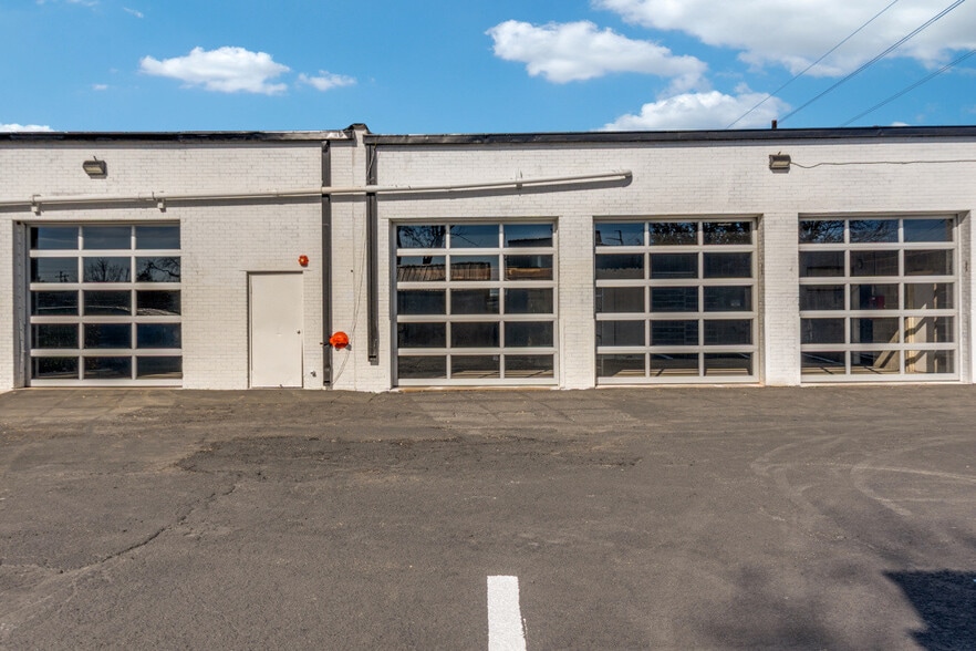 More Photos Of 2711 Irving Blvd, Dallas Light Distribution For Lease