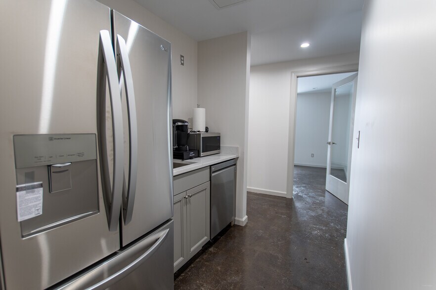 More Photos Of 804 Chevy Chase Pl, Lexington Office For Lease