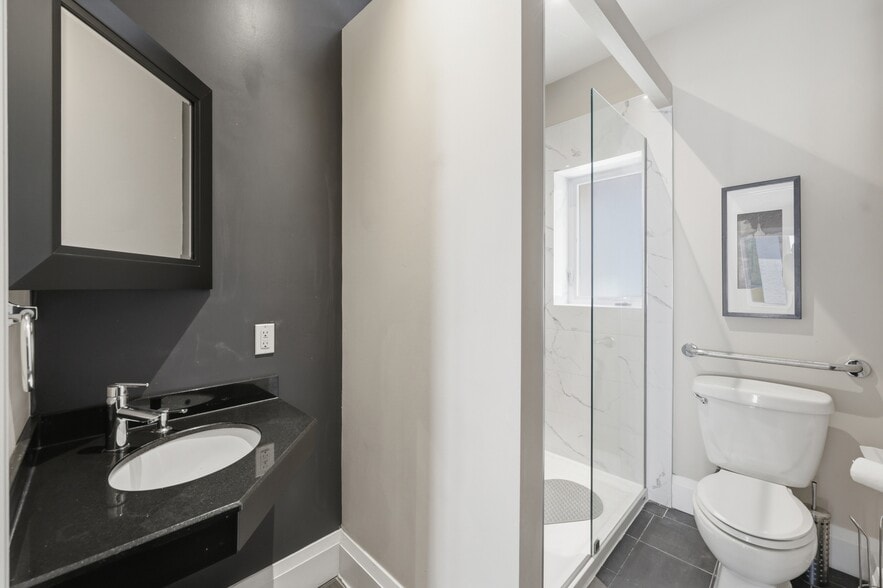 More Photos Of 58 King St W, Hamilton Office For Sale