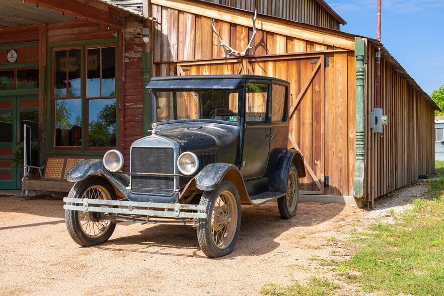 More Photos Of 622 Main st, Blanket Storefront Retail Office For Sale