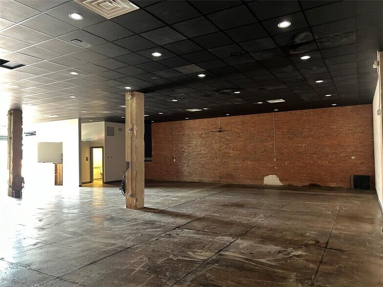 More Photos Of 141 Oak St, Abilene Storefront Retail Office For Lease