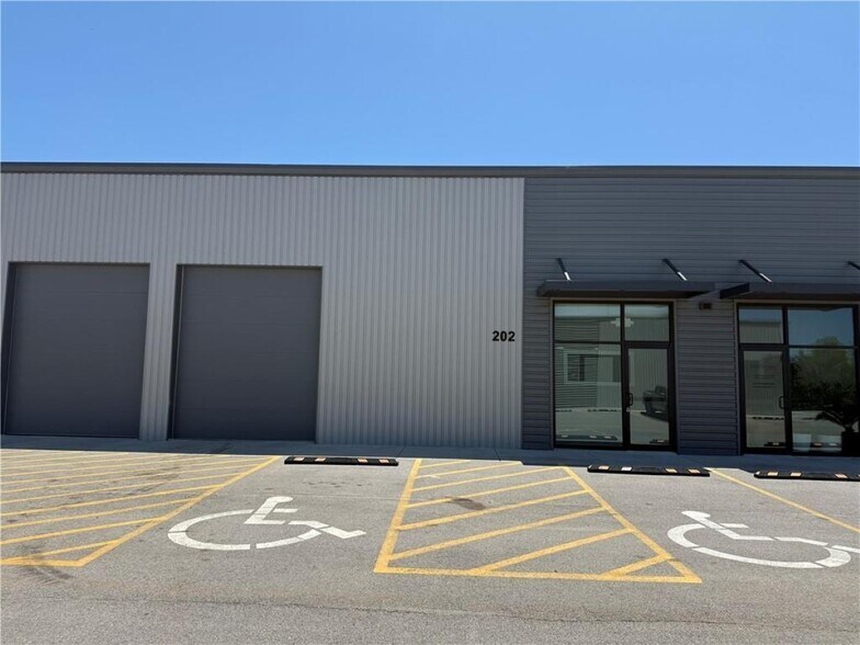 More Photos Of 162 Grading Ln, Cave Springs Flex For Lease