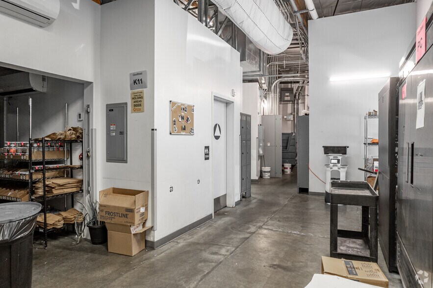 More Photos Of 1560 S Lewis St, Anaheim Warehouse For Lease