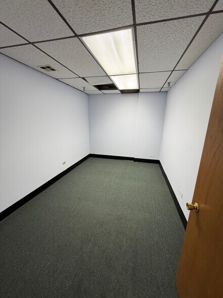 More Photos Of 511-515 Thornhill Dr, Carol Stream Unknown For Lease