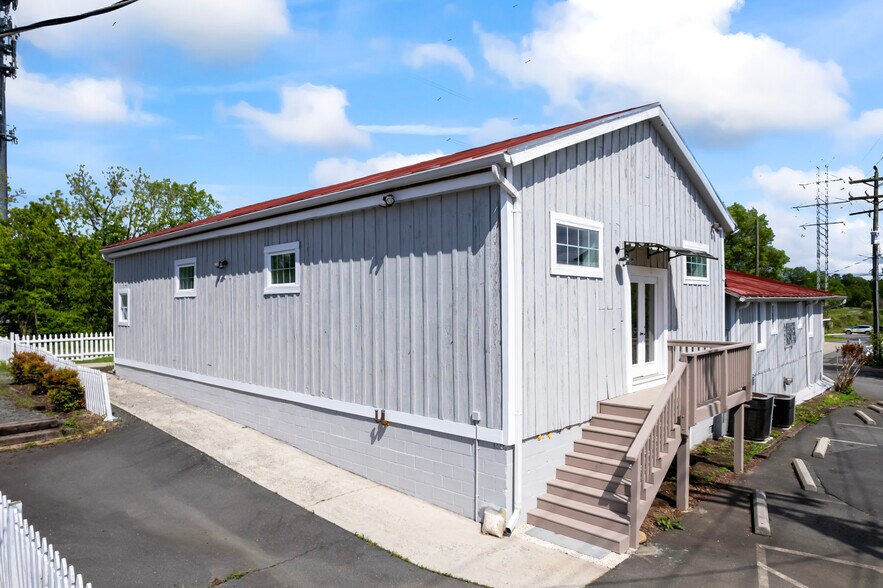 More Photos Of 20704 Ashburn Rd, Ashburn Unknown For Lease