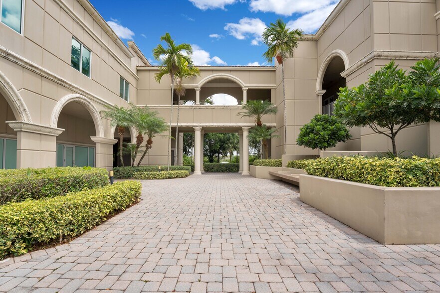 More Photos Of 400 N Hiatus Rd, Pembroke Pines Unknown For Lease