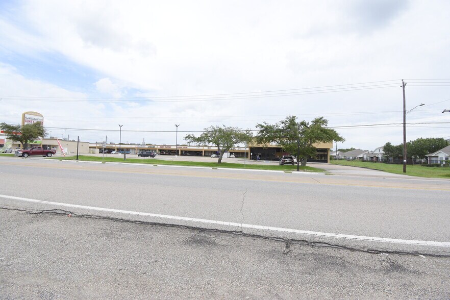 More Photos Of 1101-1139 S Broadway St, La Porte Unknown For Sale