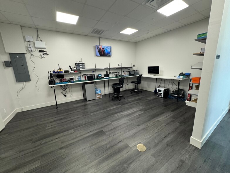 More Photos Of 122 Chiquita S Blvd, Cape Coral Freestanding For Lease