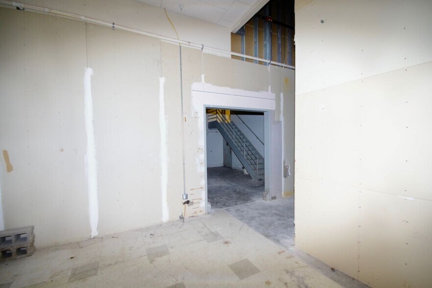 More Photos Of 2820 W Locust St, Davenport Unknown For Lease