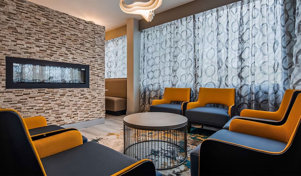 More Photos Of 604 1/2 Iaa Dr, Bloomington Hotel For Sale