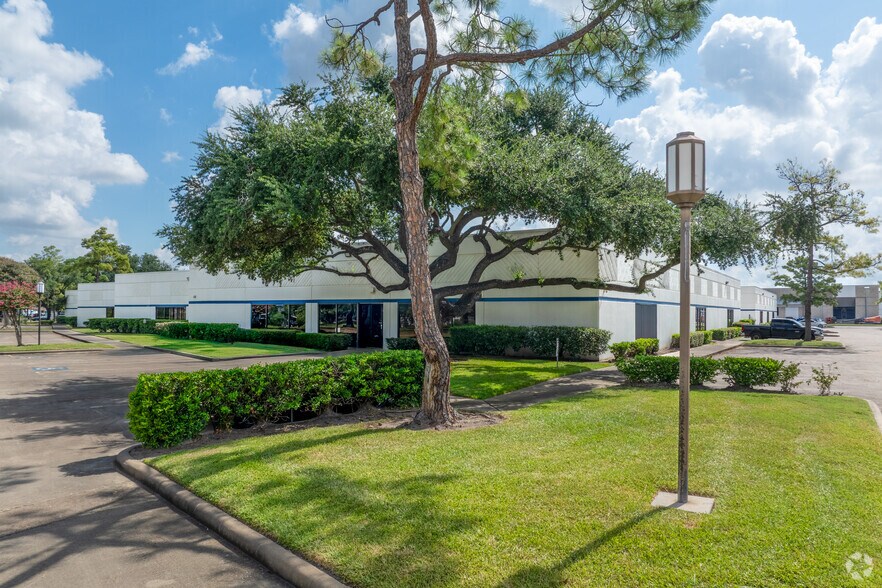 More Photos Of 2748-2758 Bingle Rd, Houston Unknown For Lease