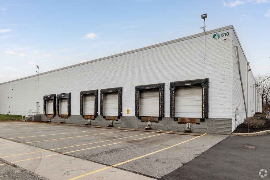 More Photos Of 525 Dell Rd, Carlstadt Unknown For Lease