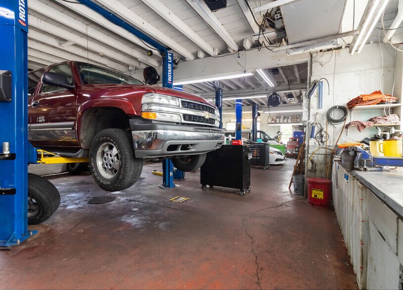 More Photos Of 9139 E Saanich Rd, North Saanich Auto Dealership For Sale
