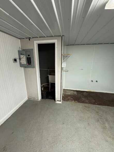 More Photos Of 109 W Monroe St, Herrin Storefront Retail Residential For Sale