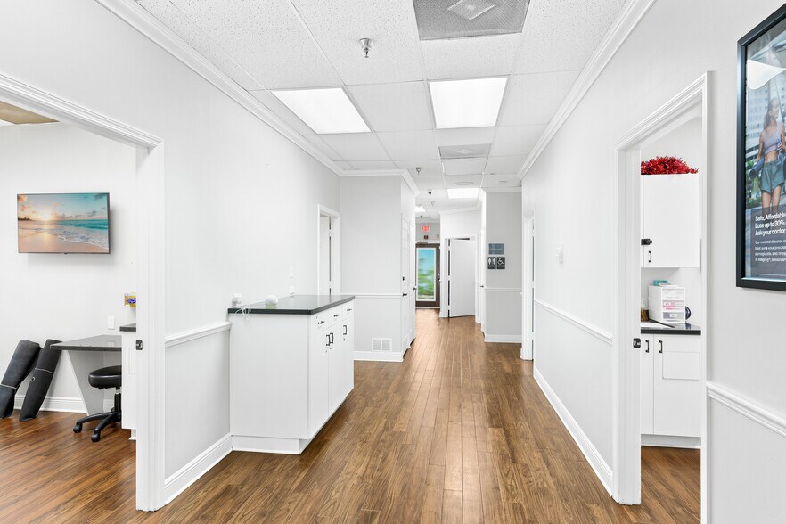 More Photos Of 4701 Manatee Ave, Bradenton Medical For Sale