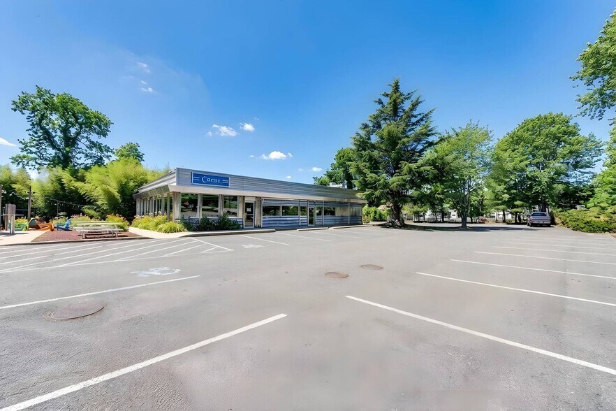 Primary Photo Of 74-A Montauk Hwy, East Hampton Restaurant For Lease