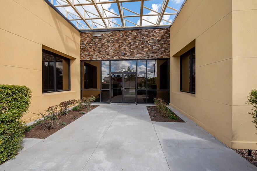 More Photos Of 107-113 Woodlawn Dr, Friendswood Medical For Sale