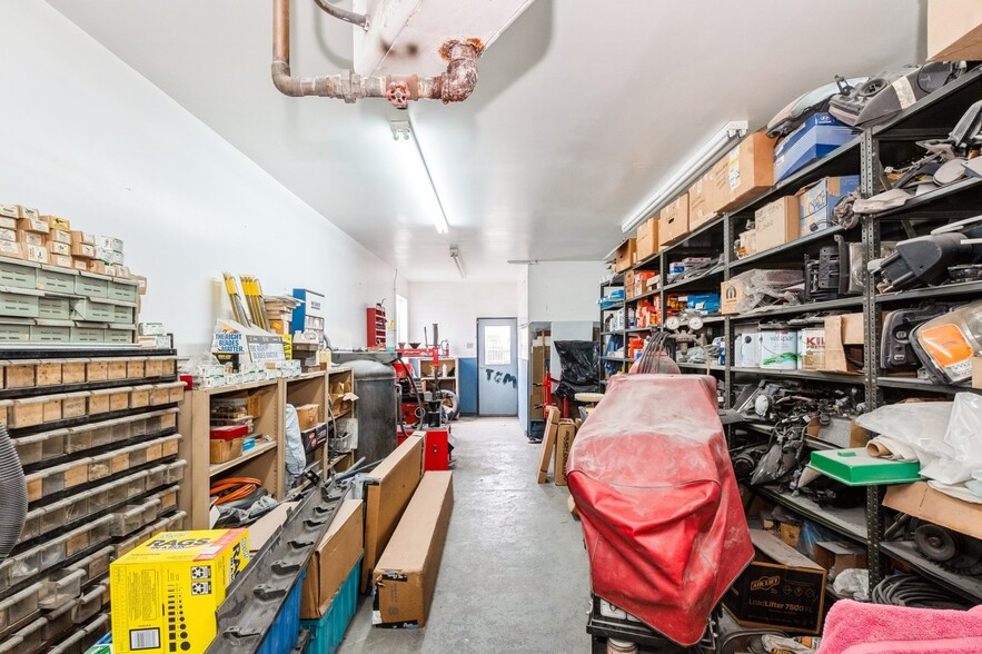 More Photos Of 2217 Farragut ave, Bristol Service For Sale