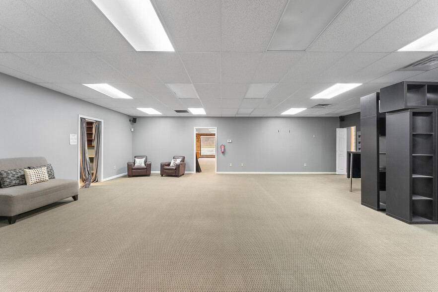 More Photos Of 4241 Kirk Rd, Austintown Office For Sale