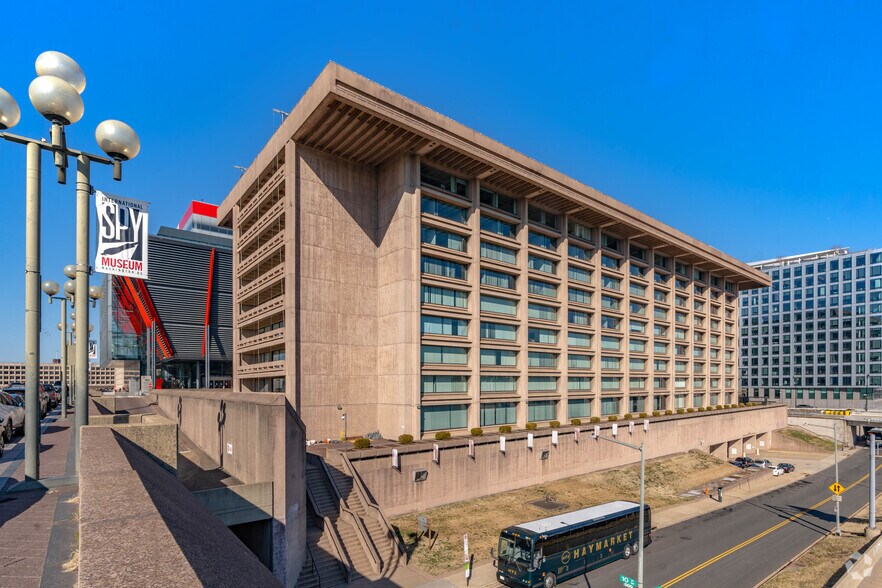 More Photos Of 950 L'Enfant Plz SW, Washington Office For Lease