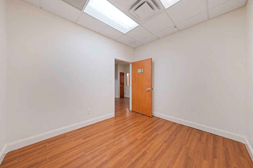 More Photos Of 152 Islip Ave, Islip Medical For Lease
