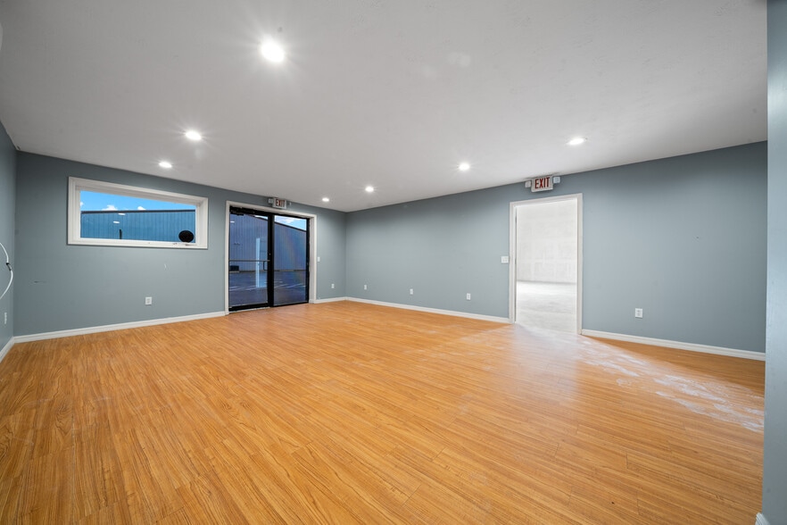 More Photos Of 3073 NE 37th Pl, Wildwood Warehouse For Lease