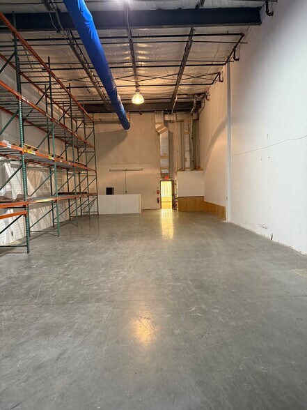 More Photos Of 7575 Kingspointe Pky, Orlando Showroom For Lease