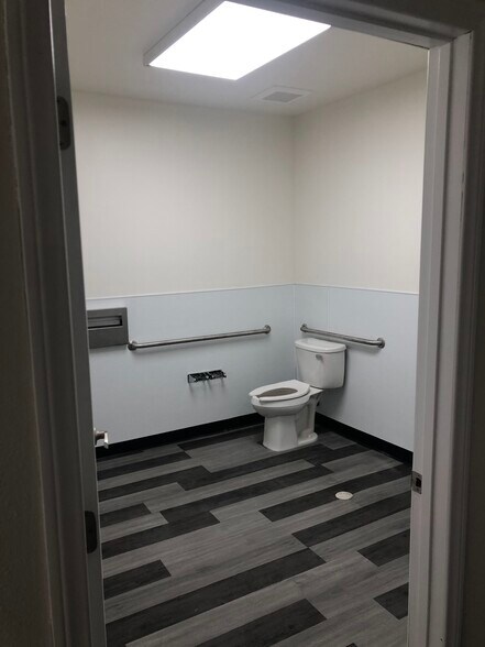 More Photos Of 5268-5276 Atlantic Blvd, Maywood Showroom For Sale