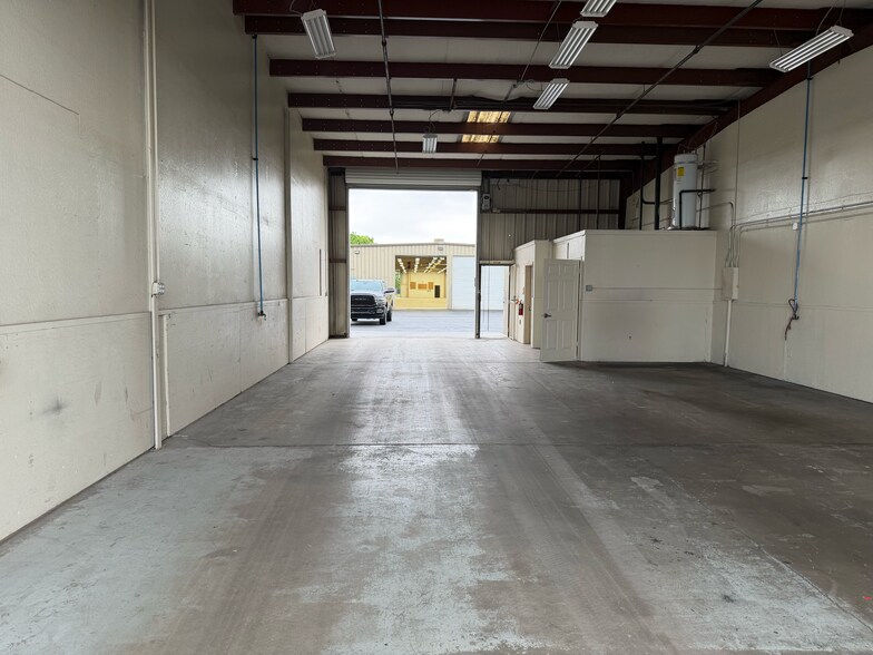 More Photos Of 4812 Stratos Way, Modesto Warehouse For Lease