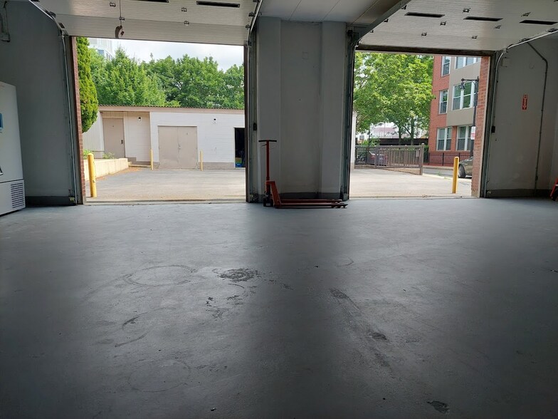 More Photos Of 17 Caldwell St, Charlestown Showroom For Lease