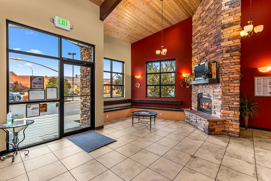 Primary Photo Of 10 N Chelan Ave, Wenatchee Veterinarian Kennel For Lease