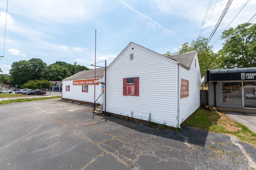 More Photos Of 2046 Laurens Rd, Greenville Freestanding For Lease