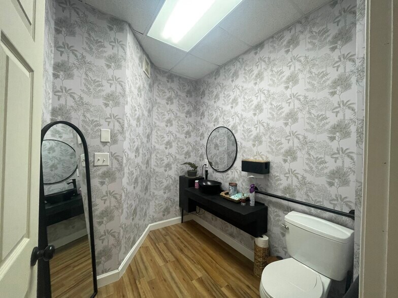 More Photos Of 3111 Norfolk St, Richmond Office For Sale