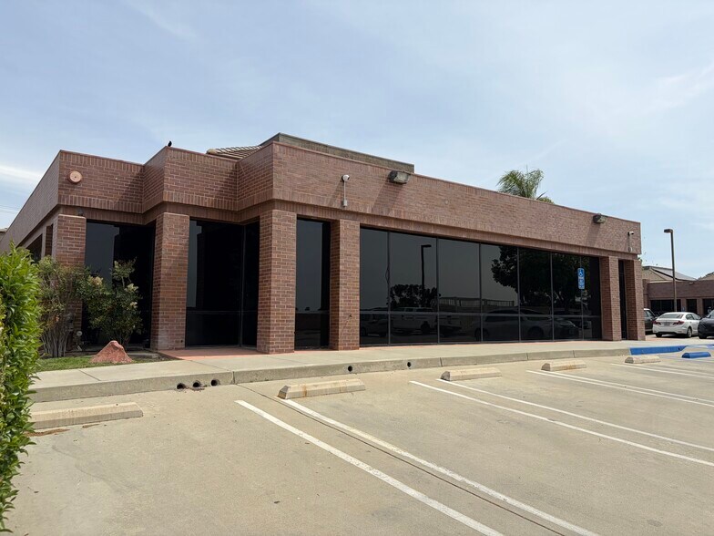 More Photos Of 901 S State St, Hemet Office For Lease