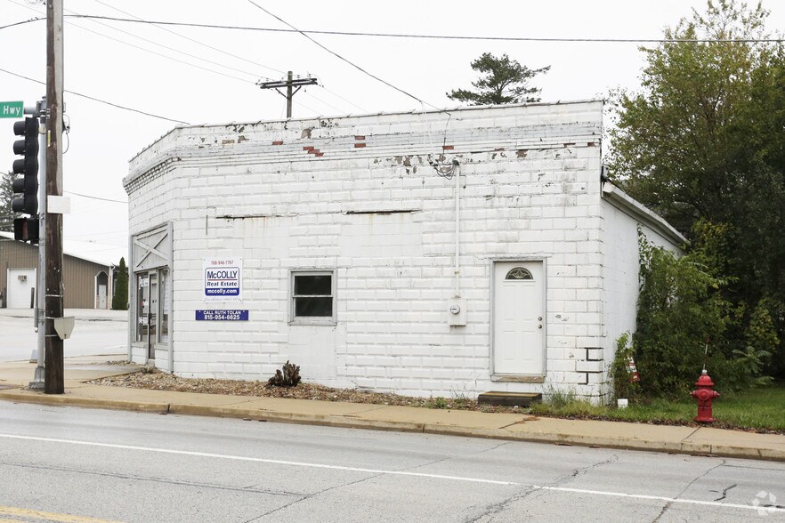 More Photos Of 446 W Indiana Ave, Beecher Storefront For Lease