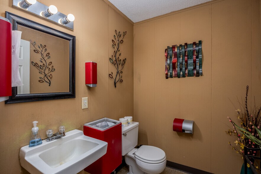 More Photos Of 4431 Augusta Rd, Lexington Light Distribution For Sale