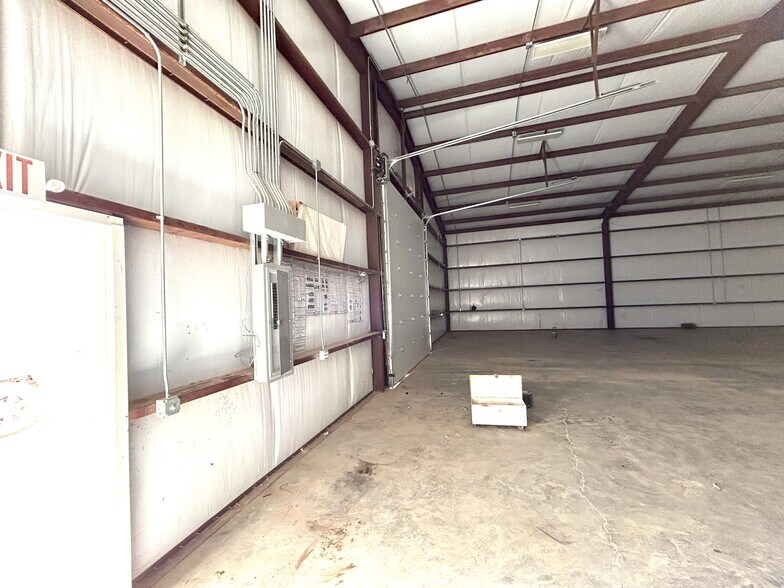 More Photos Of 1389 Oil Mil Rd, Pecos Warehouse For Lease