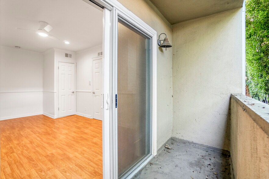 More Photos Of 525 N Sweetzer Ave, Los Angeles Apartments For Sale