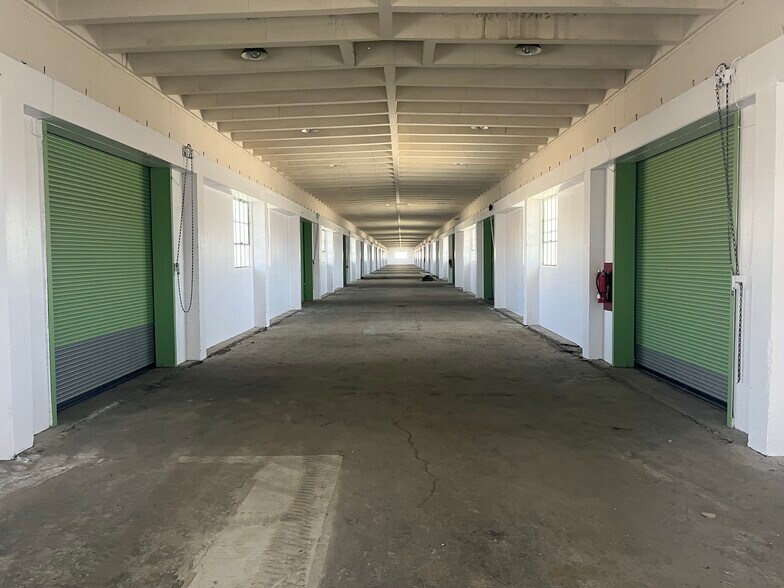 More Photos Of 2 S Maine Ave, Hawthorne Warehouse For Lease