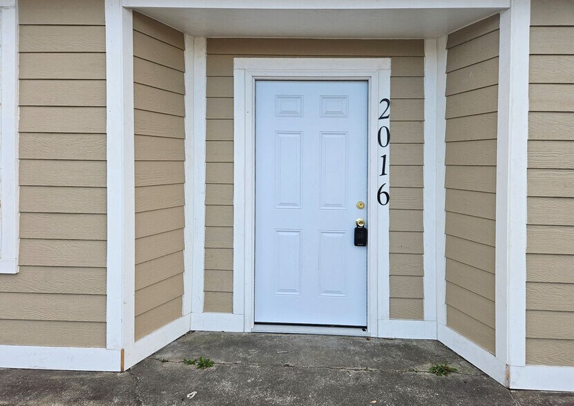 More Photos Of 2016 E Washington St, Petersburg General Retail For Sale