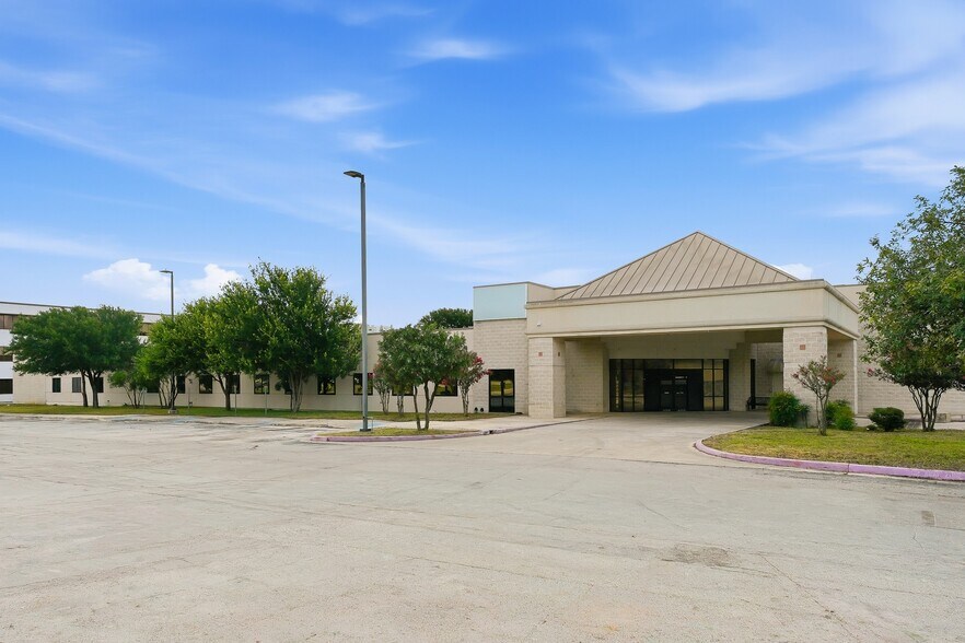 More Photos Of 7400 Barlite Blvd, San Antonio Medical For Lease