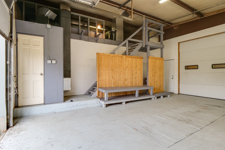 More Photos Of 30 Mariners Dr, Southampton Warehouse For Sale