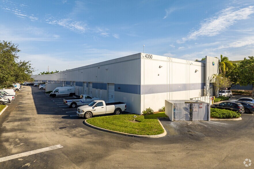 More Photos Of 4350 Oakes Rd, Davie Flex For Lease